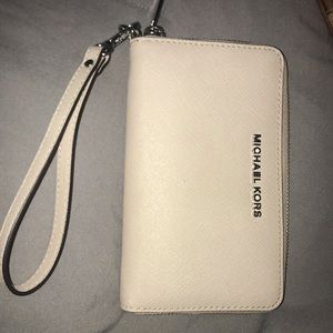 Michael Kors jet set travel wallet like new !